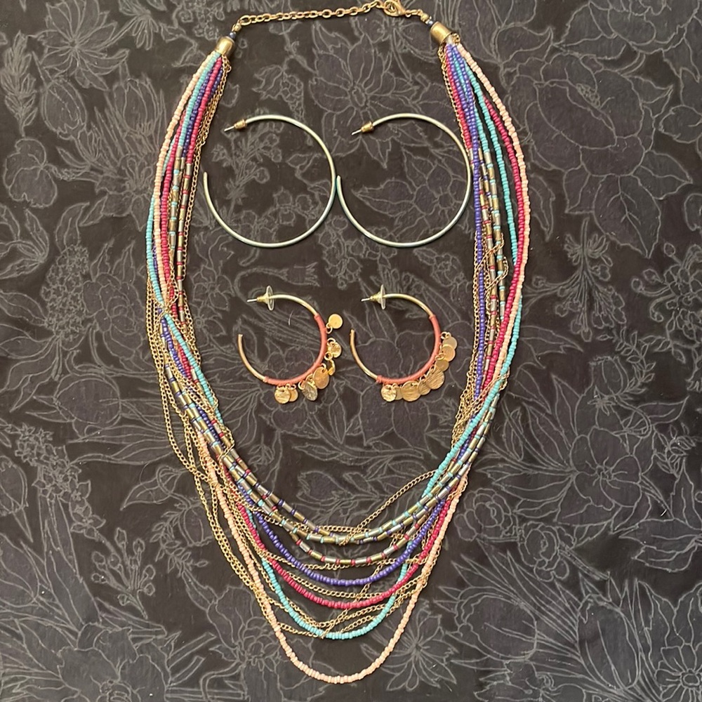 3 pieces of golden costume jewelry: 2 pairs of earrings + a bead/chain necklace.